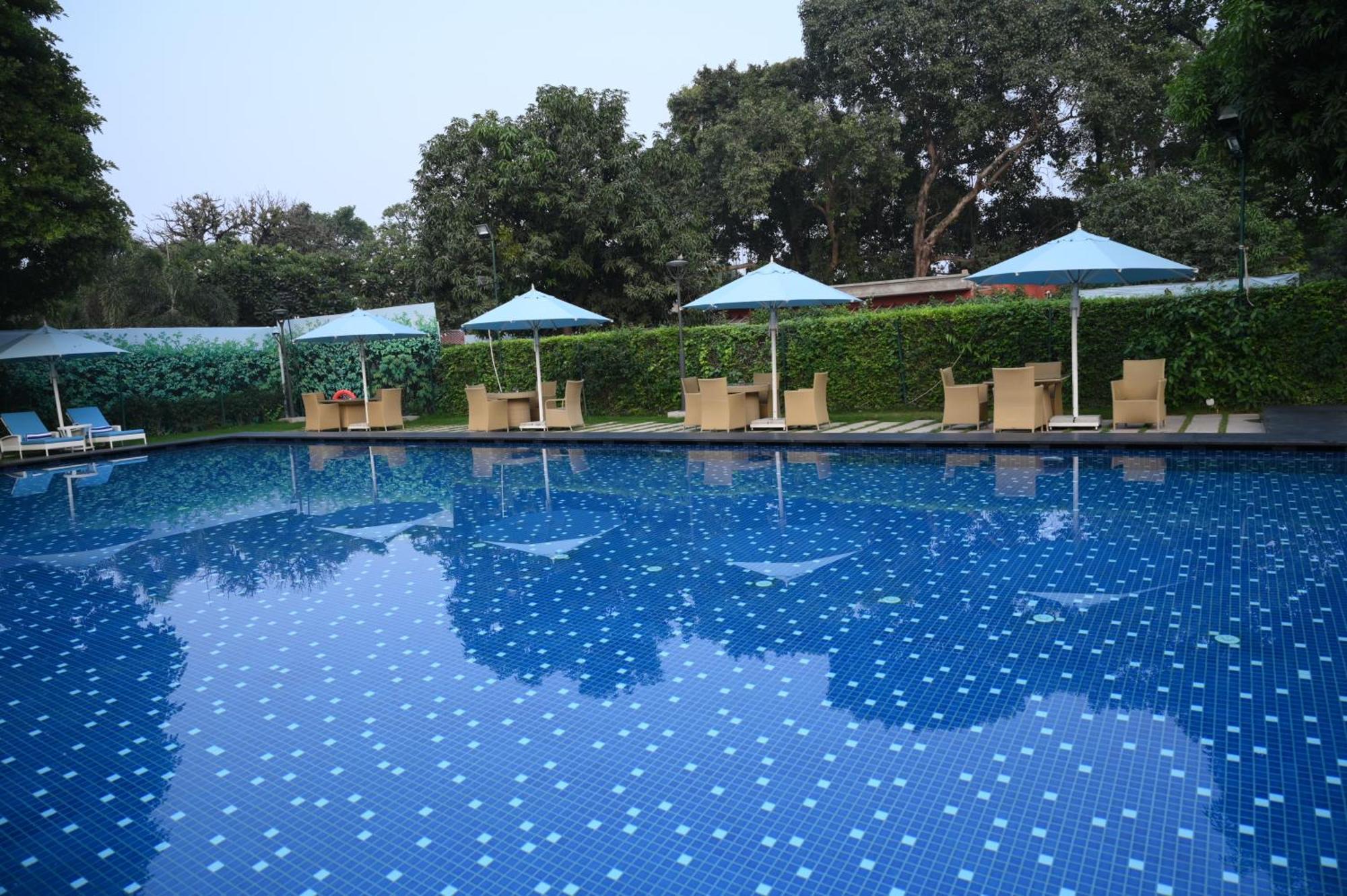 Taj Ganges Varanasi Exterior photo Swimming pool at the Taj Bengal