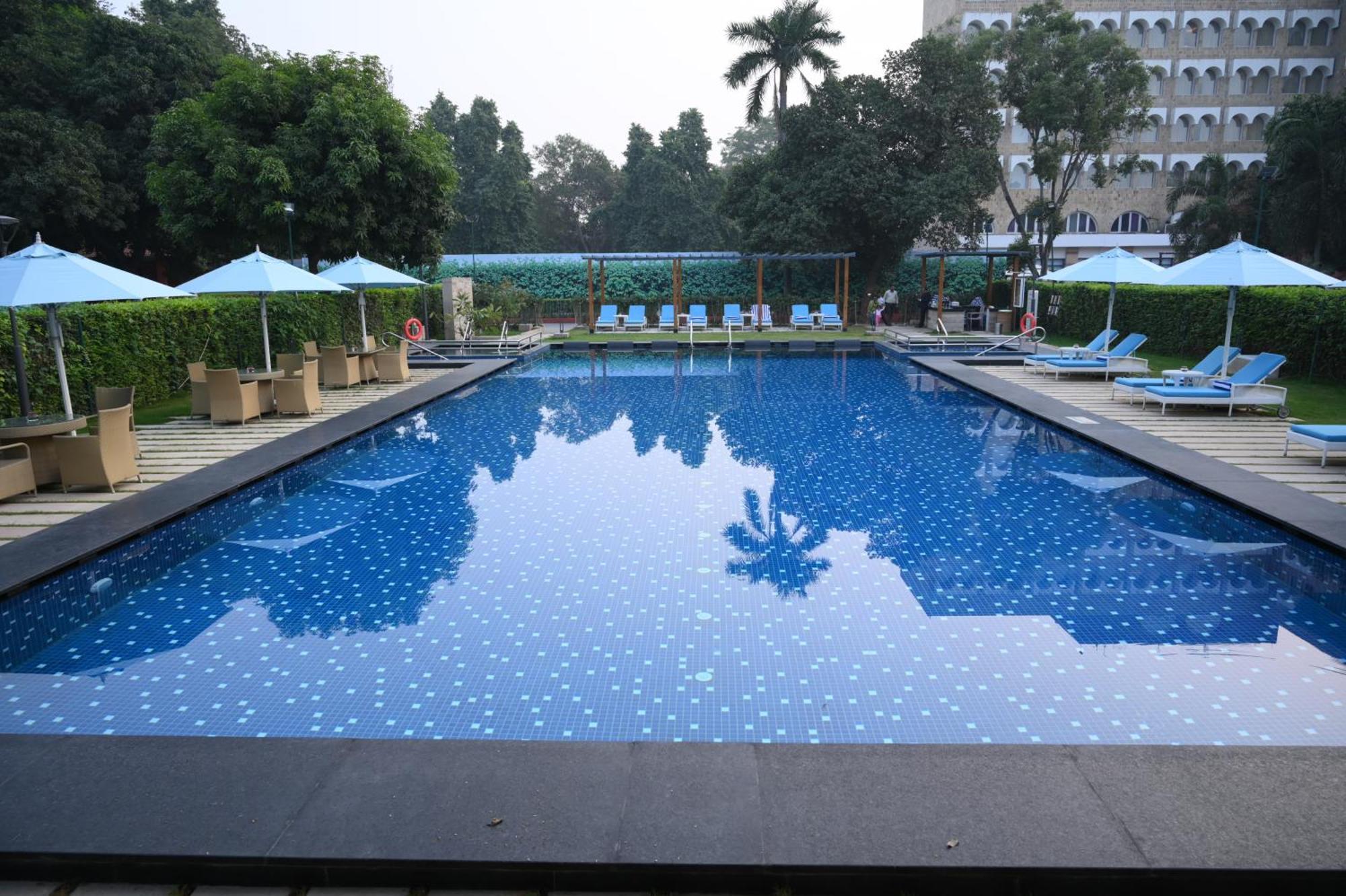 Taj Ganges Varanasi Exterior photo Swimming pool at the hotel