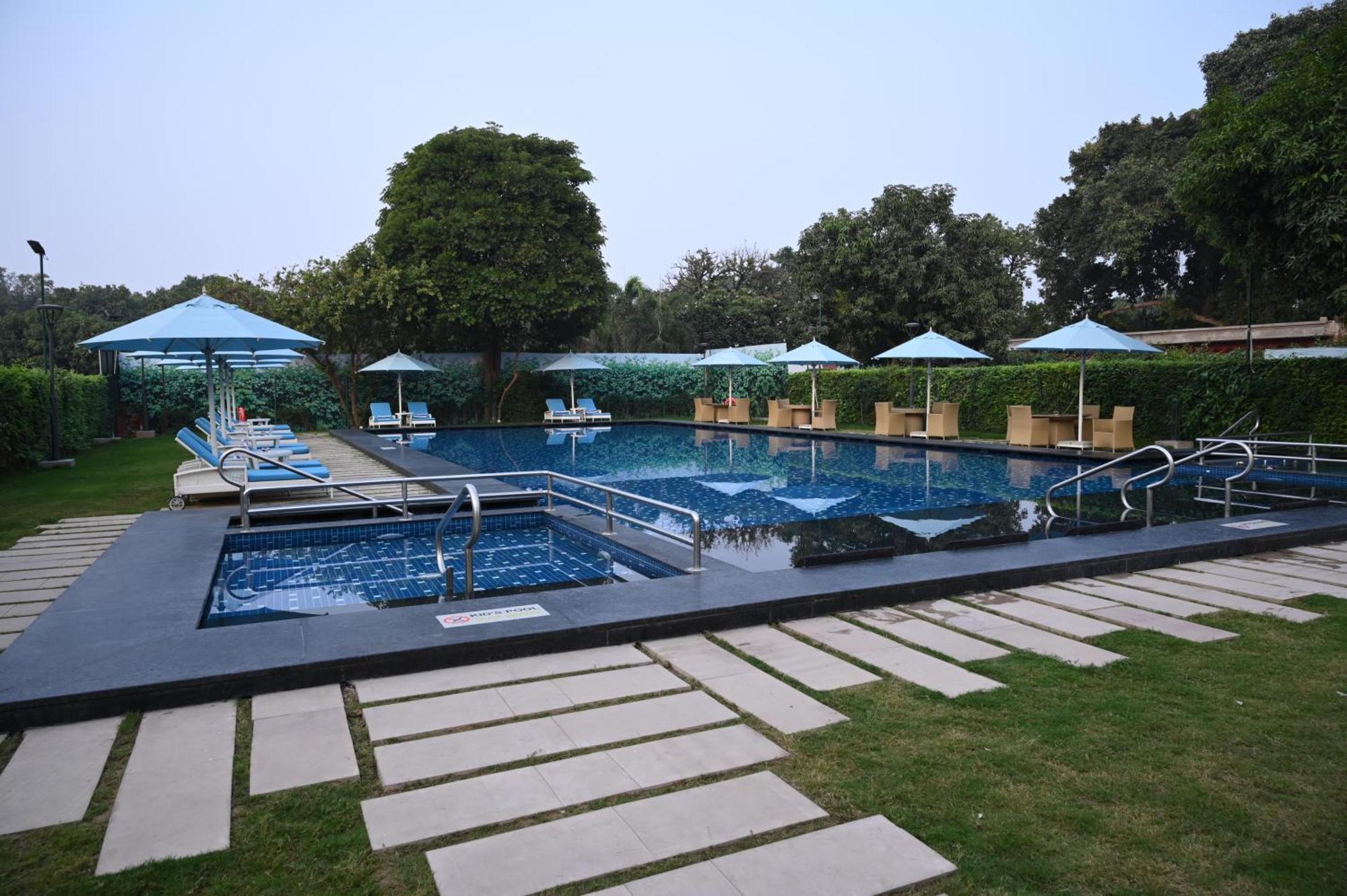 Taj Ganges Varanasi Exterior photo The pool at the Taj Bengal