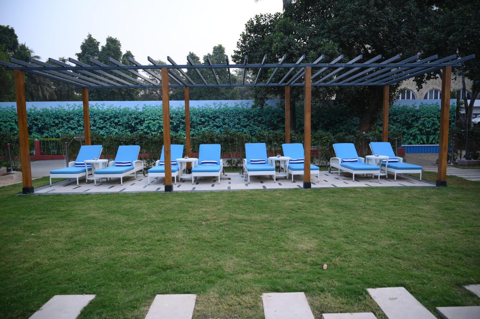 Taj Ganges Varanasi Exterior photo The pool at the hotel